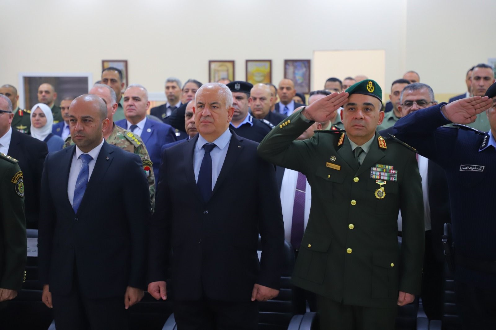 الوزير هب الريح لدى مشاركته في تخريج دورة الضباط